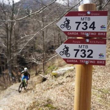 Tabellata la rete dei percorsi mtb del Garda trentino / Notizie /  Comunicazione / Comune / Comune di Arco - Comune di Arco
